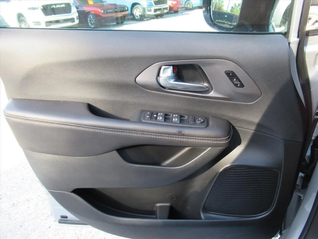 New 2026 Silver Mist Clear-Coat Exterior Paint Chrysler Select image 24
