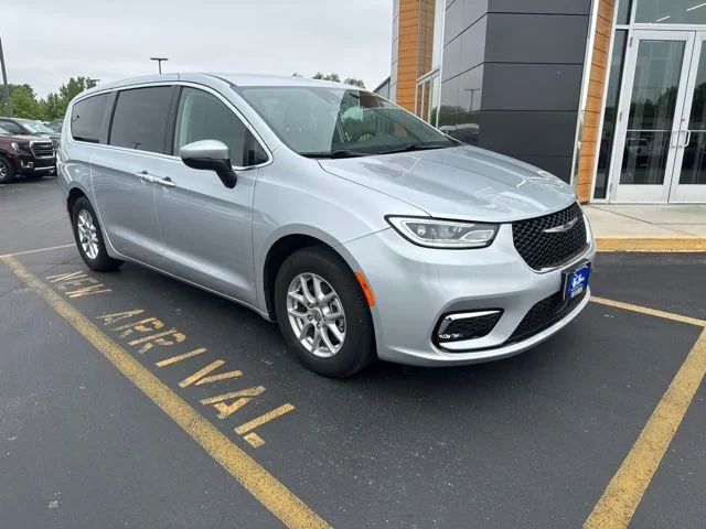 Used 2023 Silver Mist Clearcoat Chrysler Touring L image 2