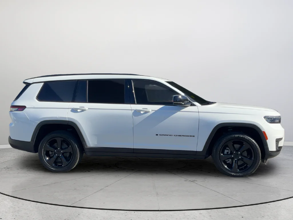 Used 2023 White Jeep Altitude image 5