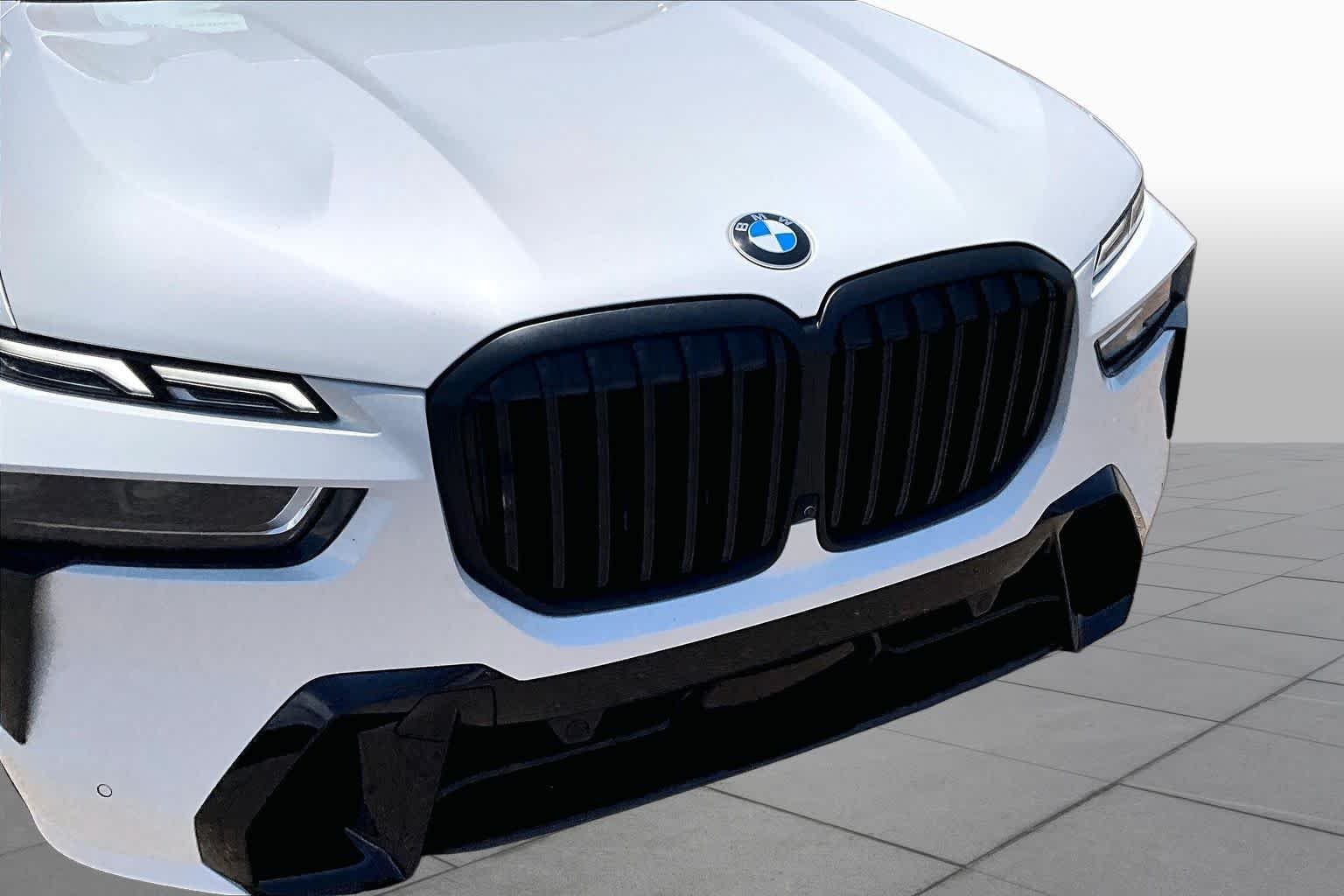 Used 2025 Mineral White Metallic BMW xDrive40i image 27