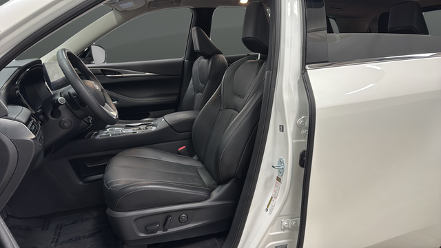 Used 2025 Majestic White INFINITI LUXE image 9