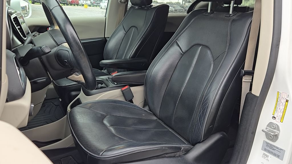 Used 2018 White Chrysler Limited image 7