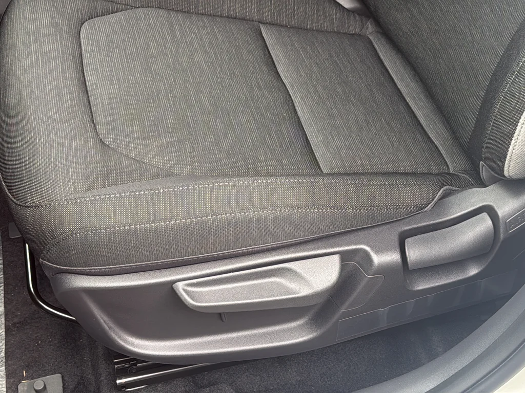 New 2027 Snow White Pearl Kia LX image 20