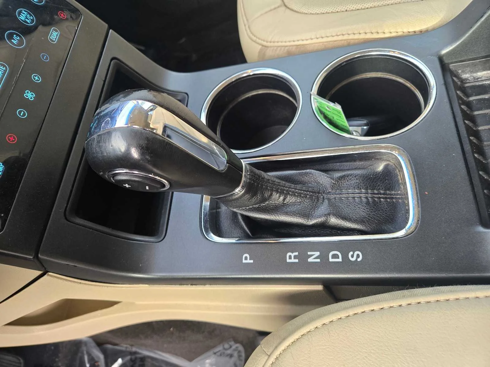 Used 2019  Ford Limited image 17
