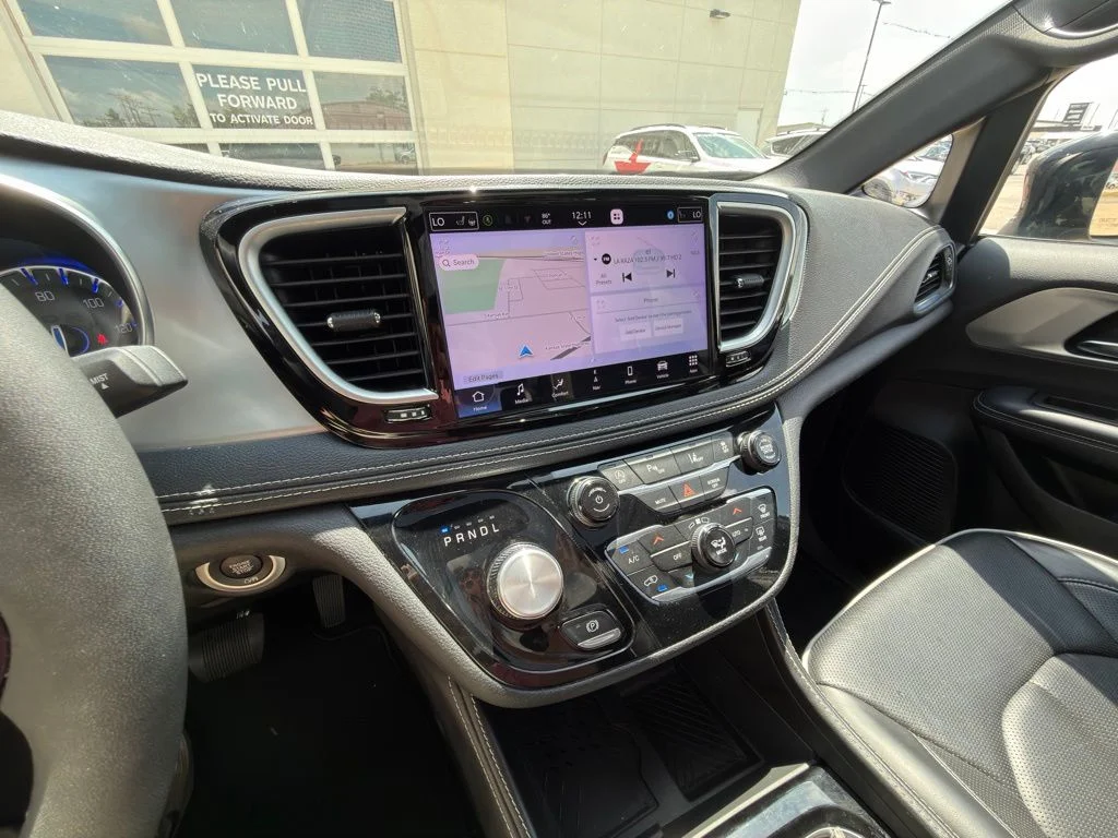 Used 2025 White Chrysler Limited image 13
