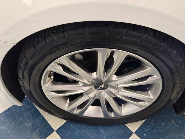 Used 2014 White Hyundai 3.8 image 19