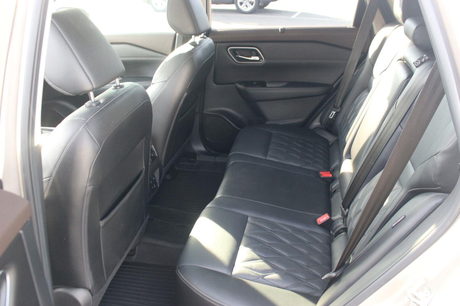 Used 2022 Gold Nissan Platinum image 35