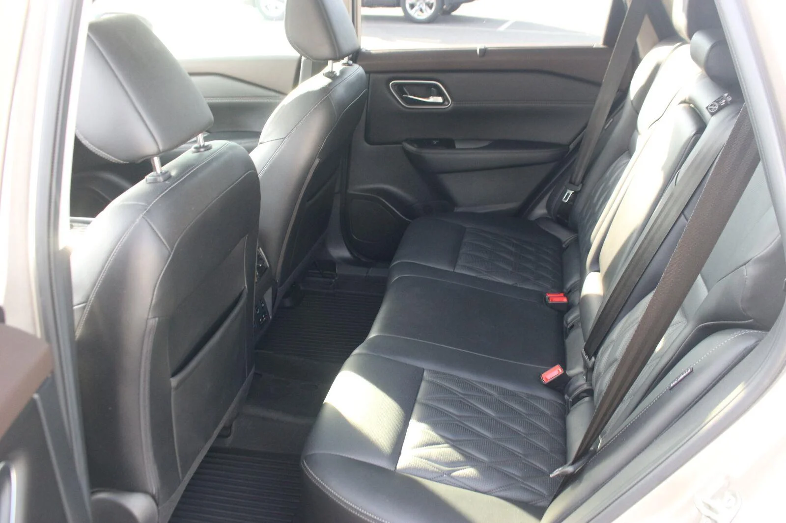 Used 2022 Gold Nissan Platinum image 35