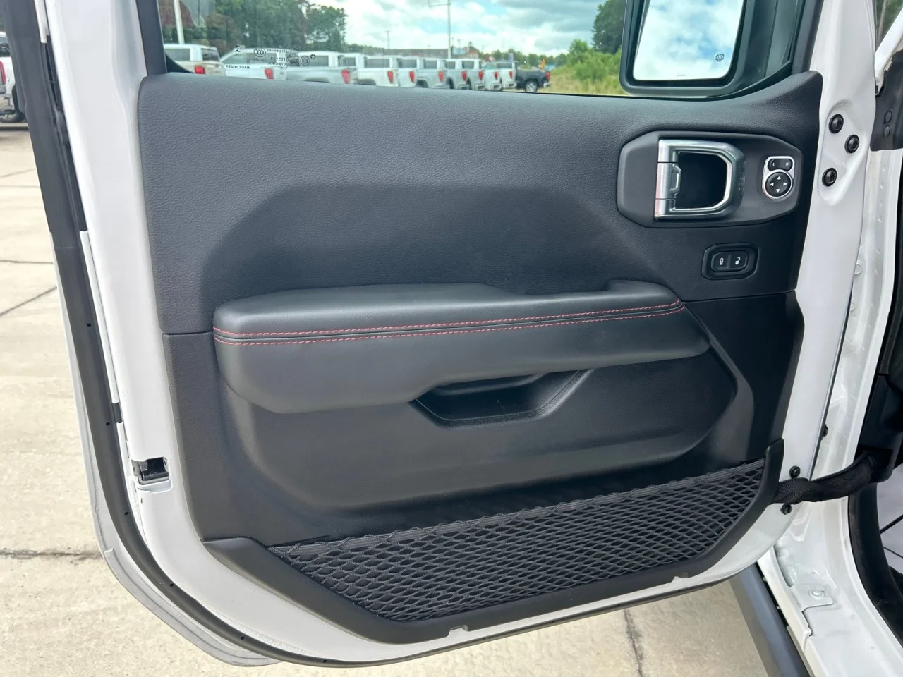 Used 2025 White Jeep Rubicon X image 11