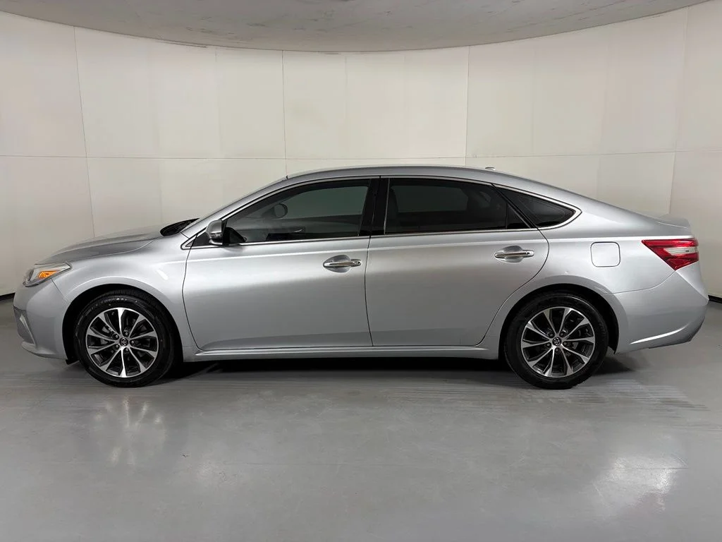 Used 2018 Silver Toyota XLE image 5