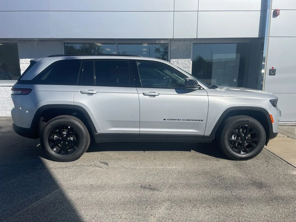 New 2025 Silver Zynith Exterior Paint Jeep Altitude X image 8