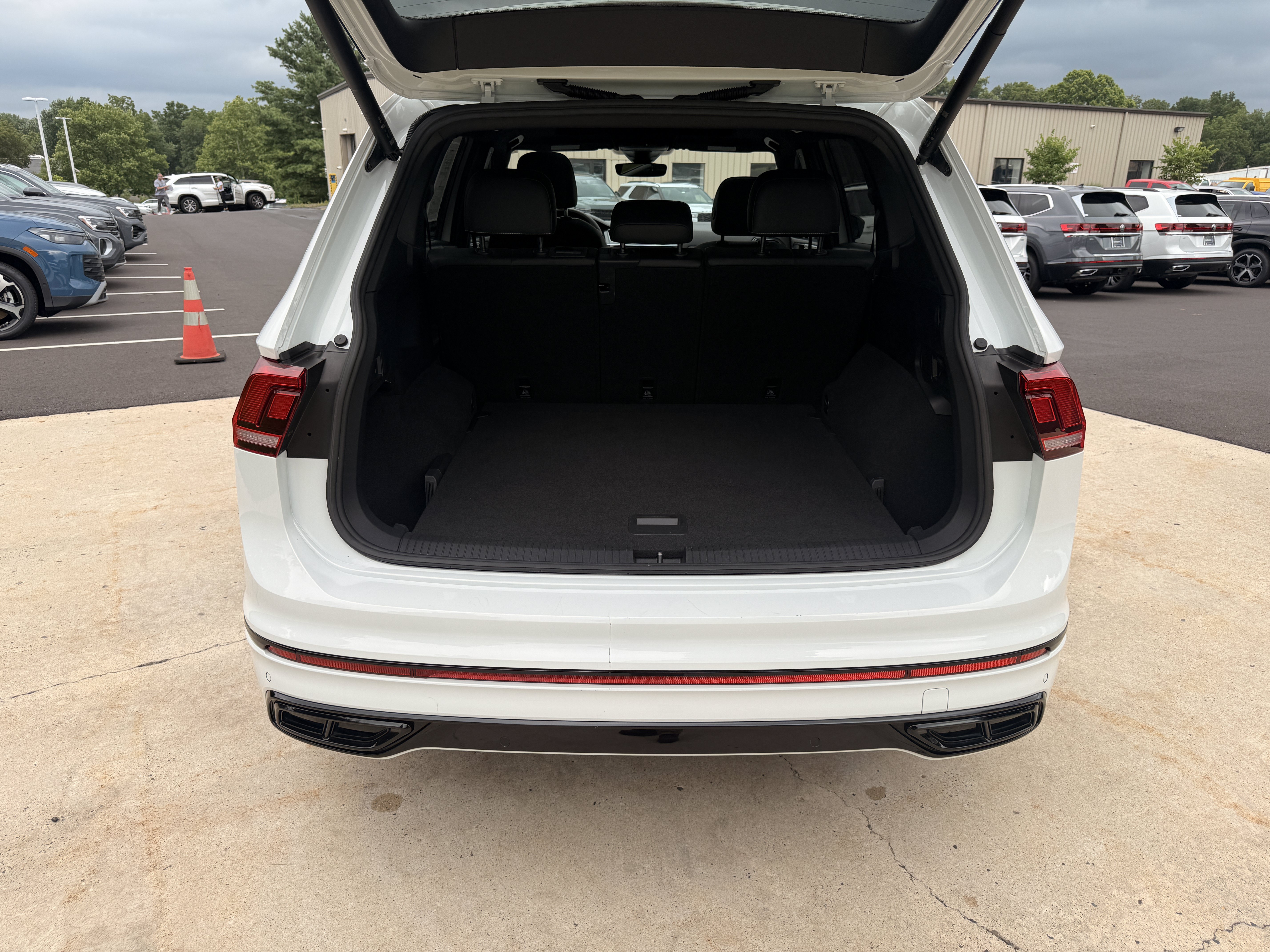 Used 2022  Volkswagen SE R-Line Black image 12