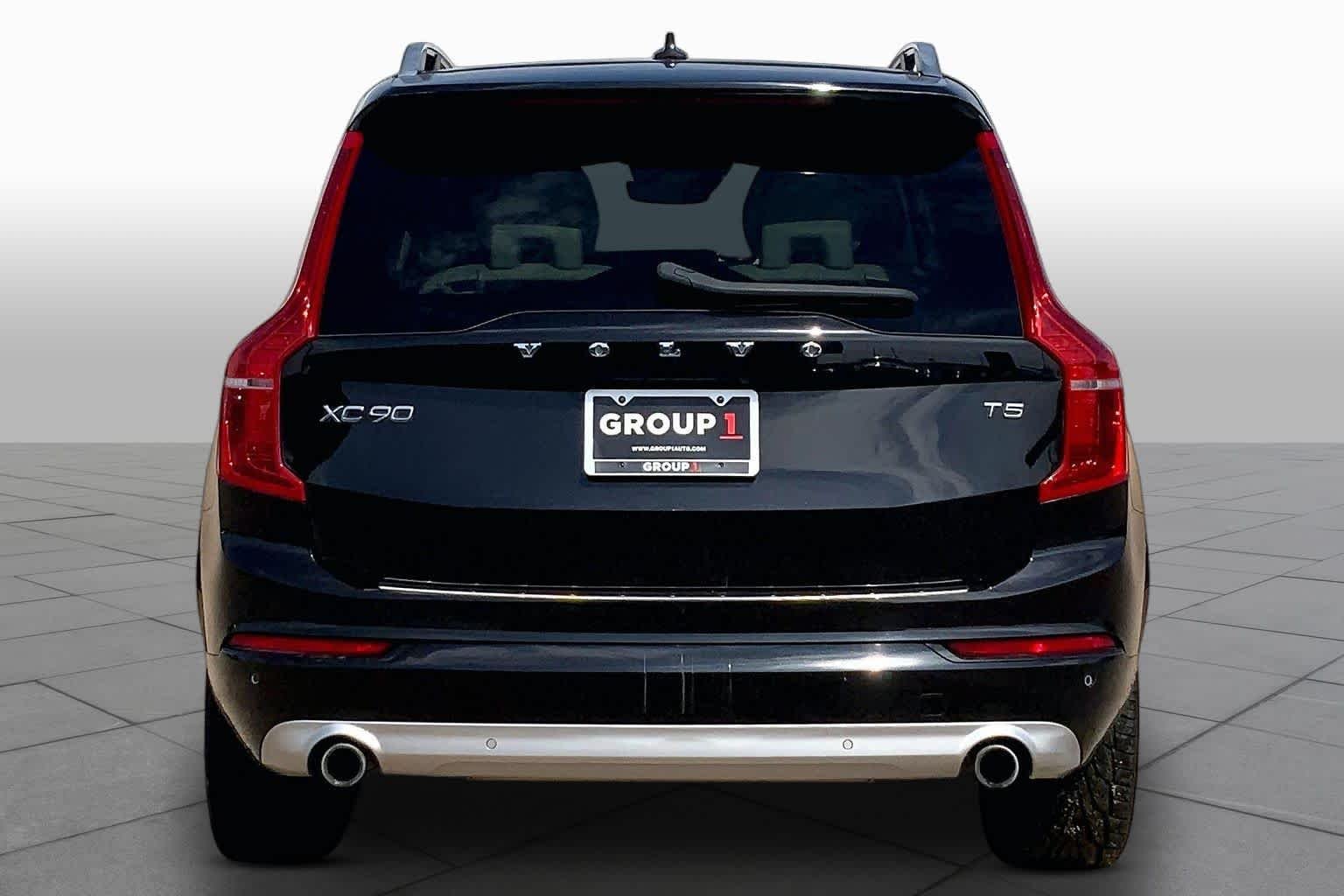 Used 2019 Onyx Black Metallic Volvo Momentum image 5