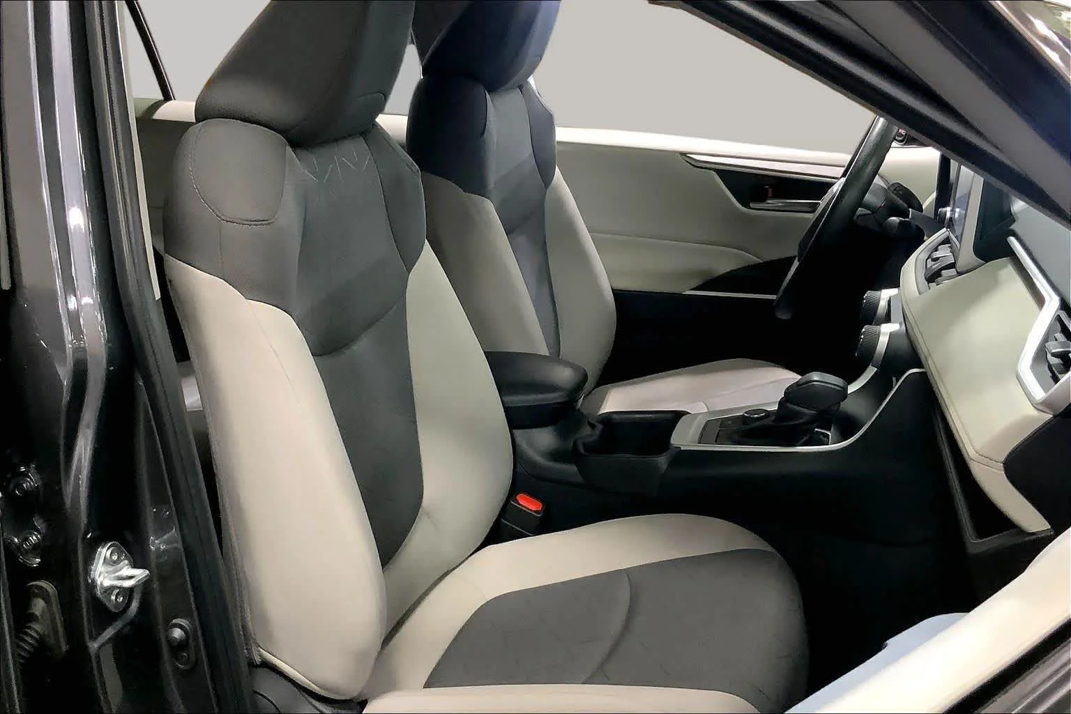 Used 2025 Magnetic Gray Metallic Toyota Hybrid XLE image 9