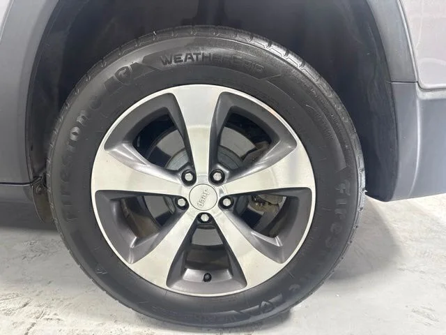 Used 2019 Silver Jeep Limited image 9