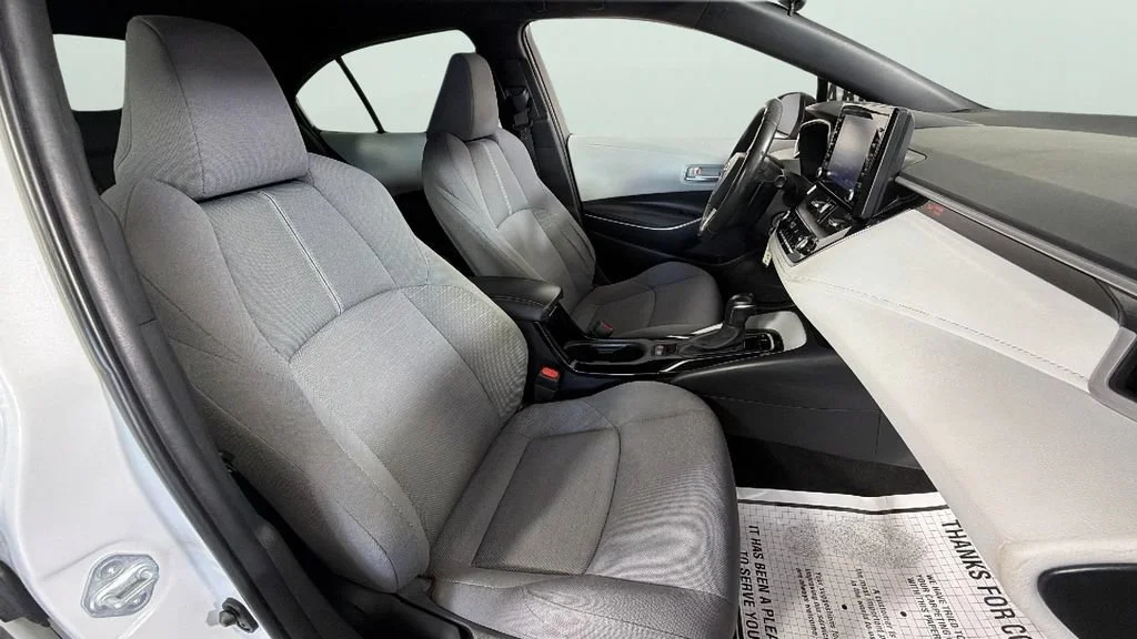Used 2022 Off-white Toyota SE image 31