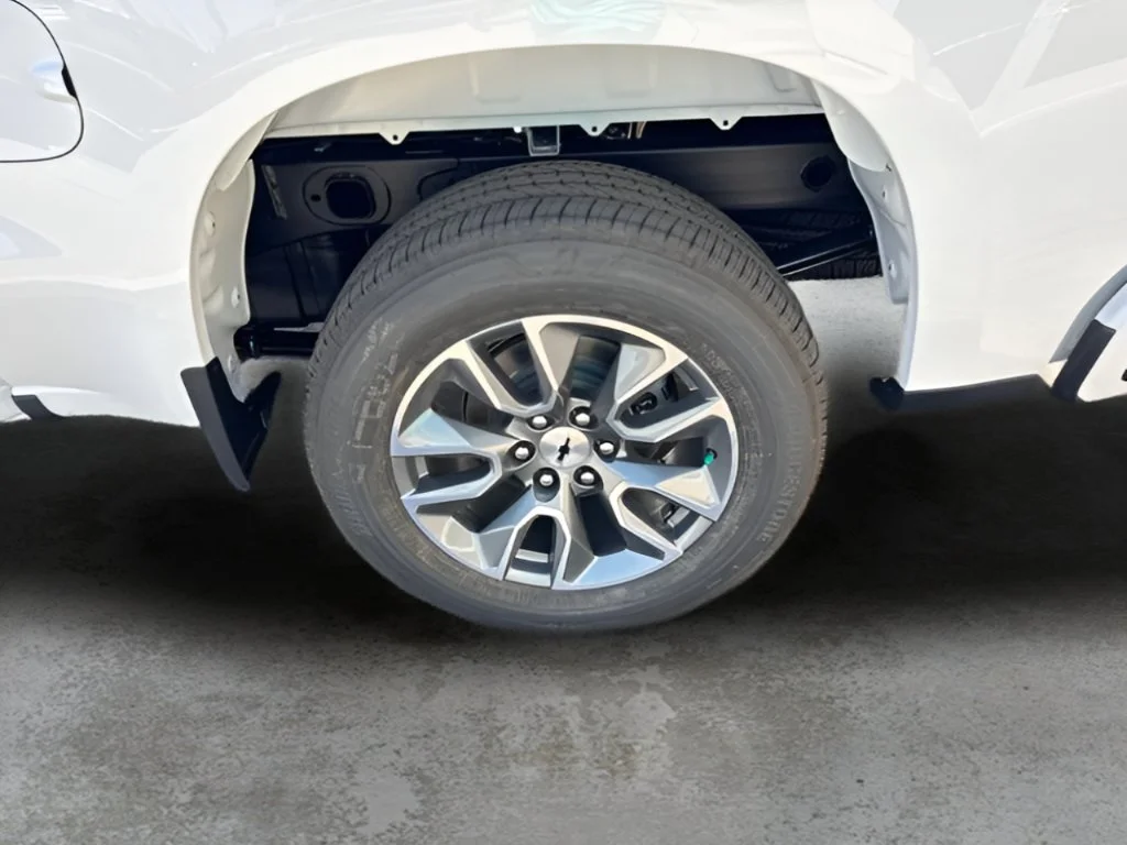 New 2026 Summit White Chevrolet RST image 33