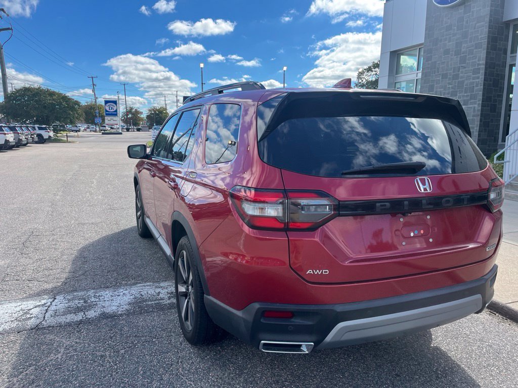 Used 2025 Red Honda Touring image 6