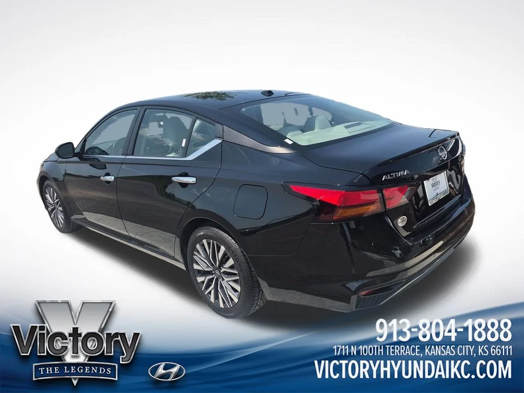 Used 2025 Black Nissan 2.5 SV image 3