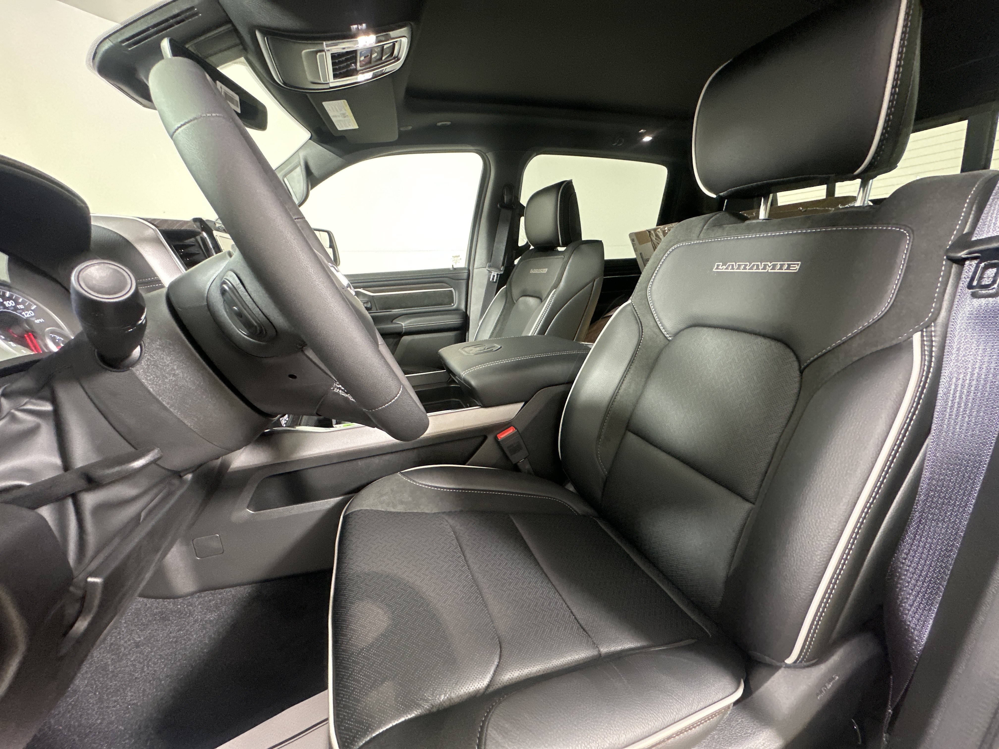 New 2026 Diamond Black Crystal Pearl-Coat Exterior Paint RAM Laramie image 9
