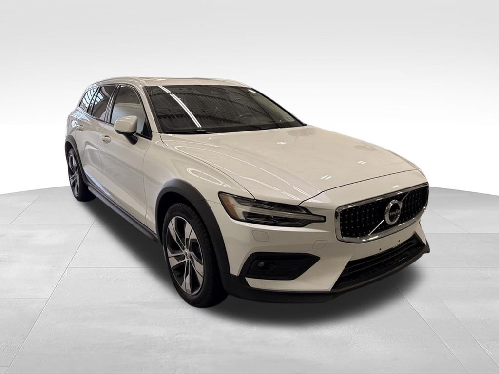 Used 2022 White Volvo  image 7