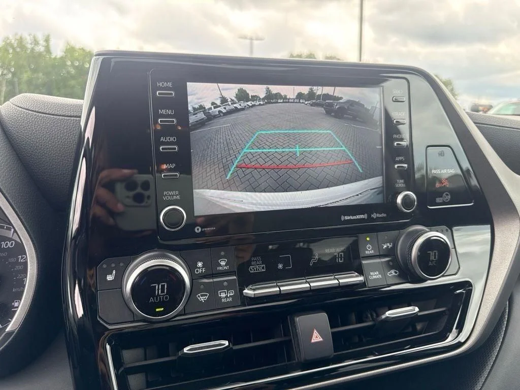Used 2020 White Toyota XLE image 20