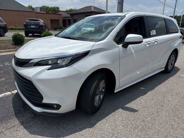 2025 Toyota Sienna XLE 7-Passenger Hybrid FWD's photo