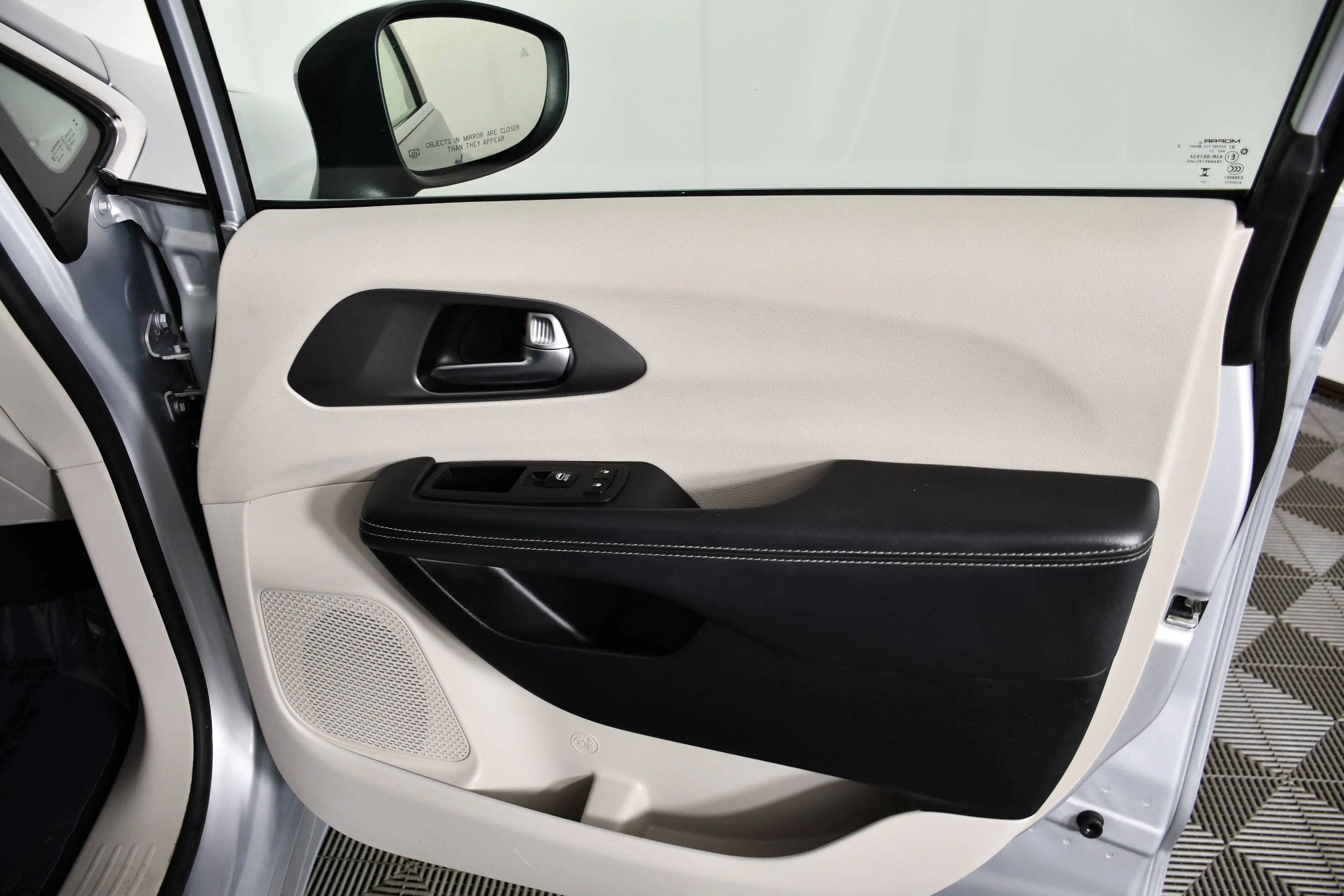 Used 2023 Silver Mist Clearcoat Chrysler Hybrid Touring L image 40