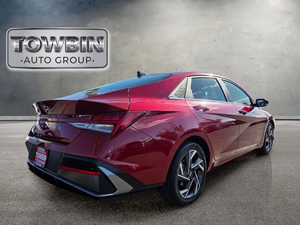 Used 2025 Red Hyundai SEL Convenience image 4