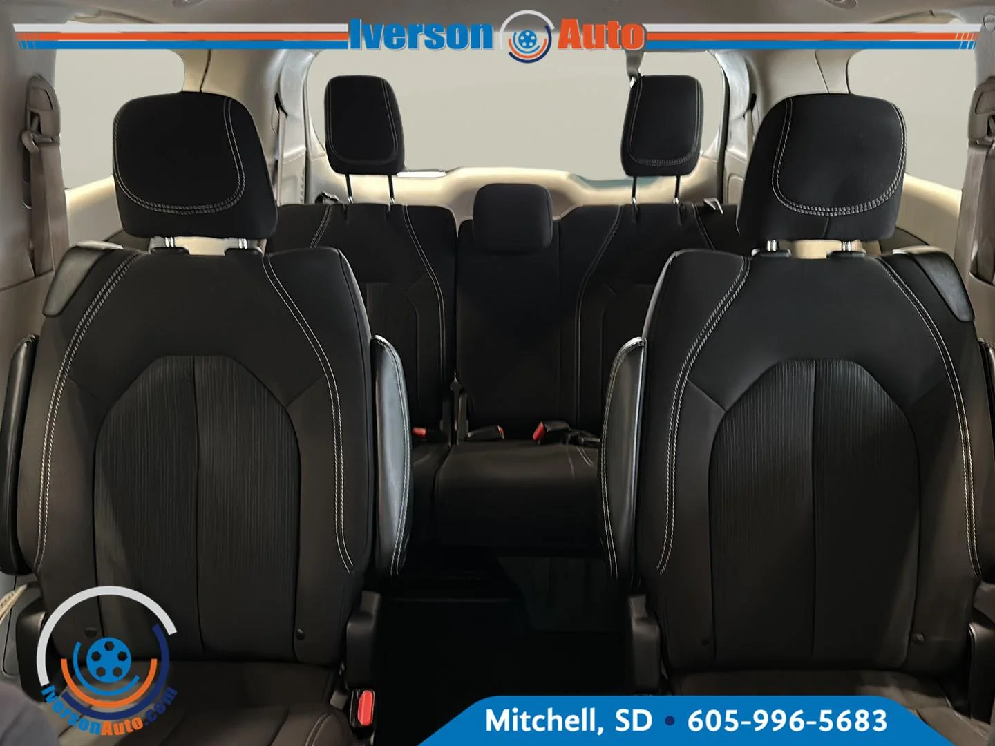 Used 2023 Silver Mist Clearcoat Chrysler LX image 23