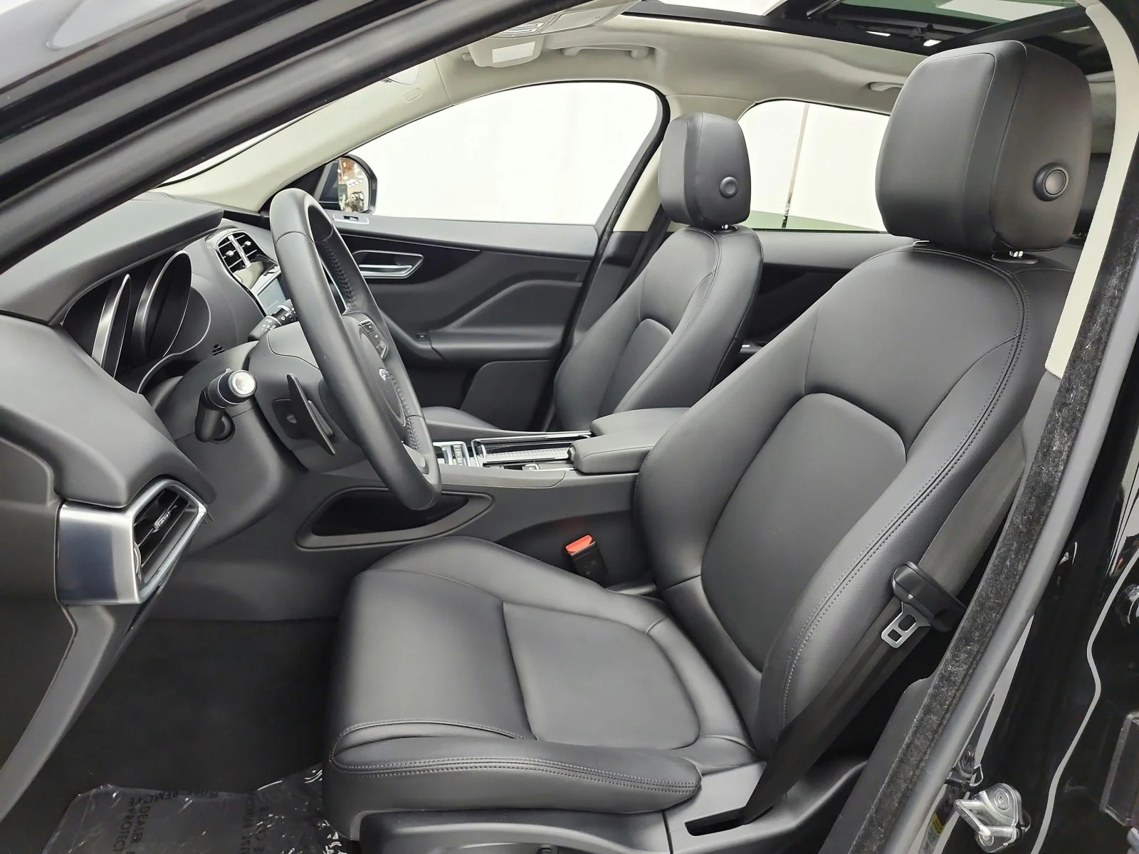 Used 2019 Narvik Black Jaguar 25t Premium AWD image 15