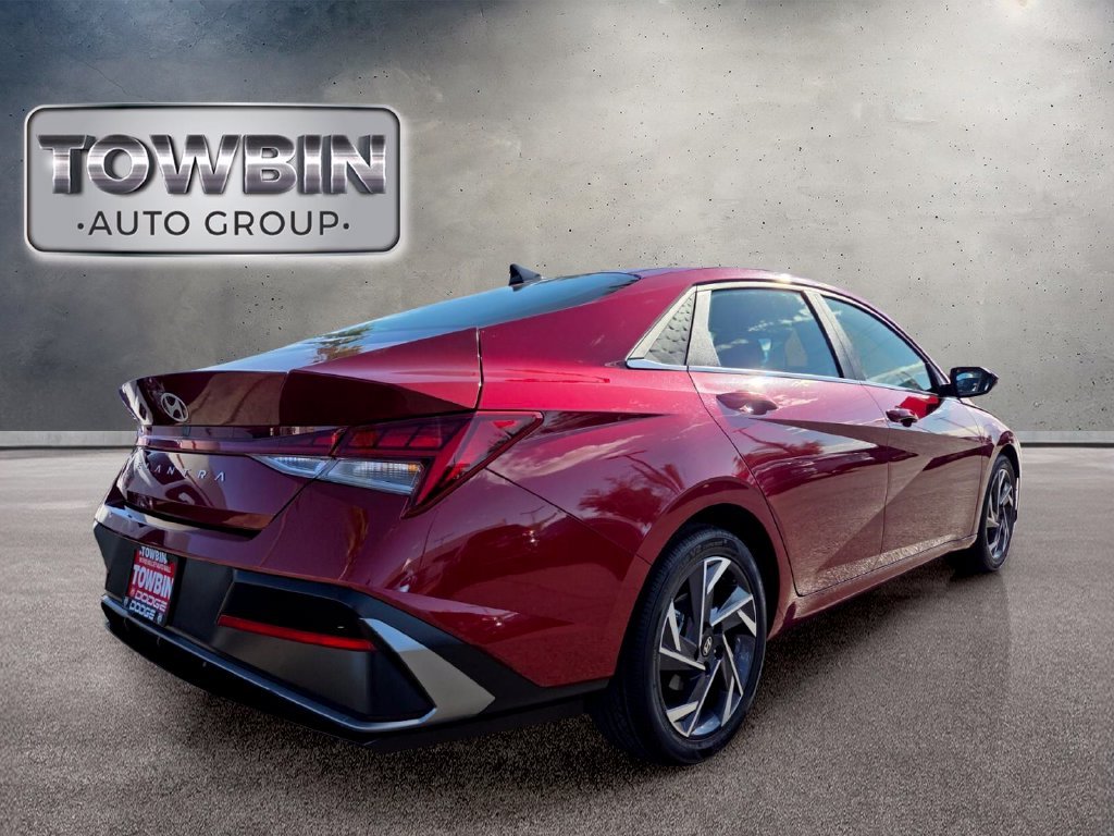 Used 2025 Red Hyundai SEL Convenience image 4