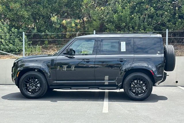 New 2026 Santorini Black Land Rover X-Dynamic SE image 2