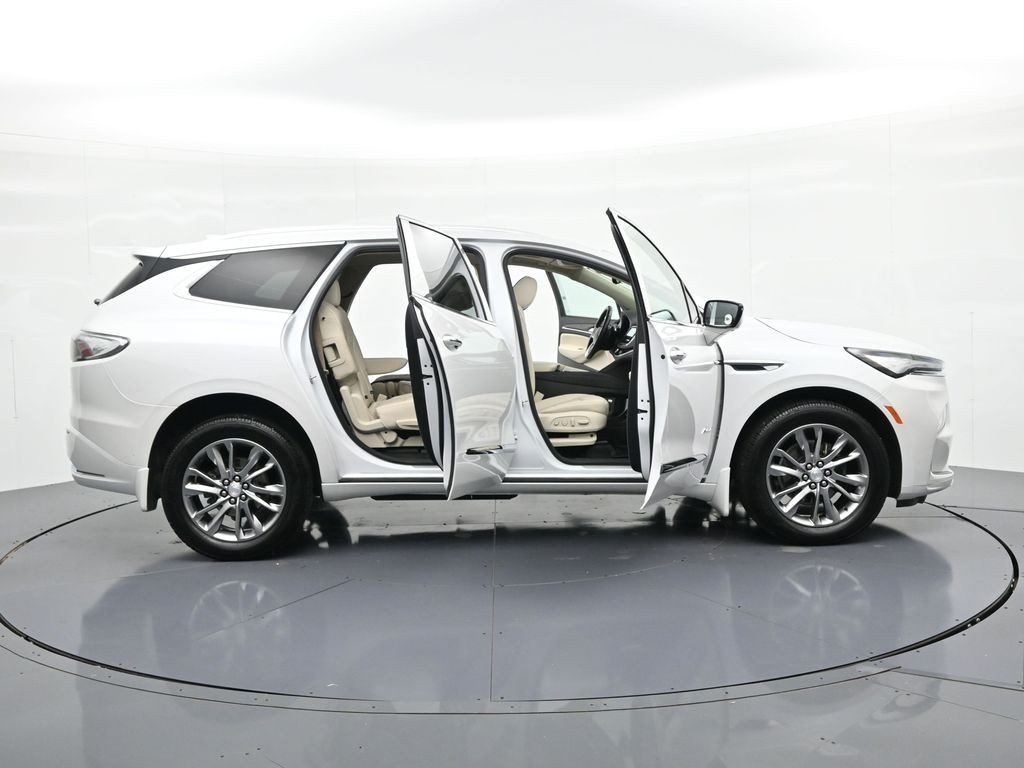 Used 2022 White Frost Buick AWD 4dr Avenir image 26
