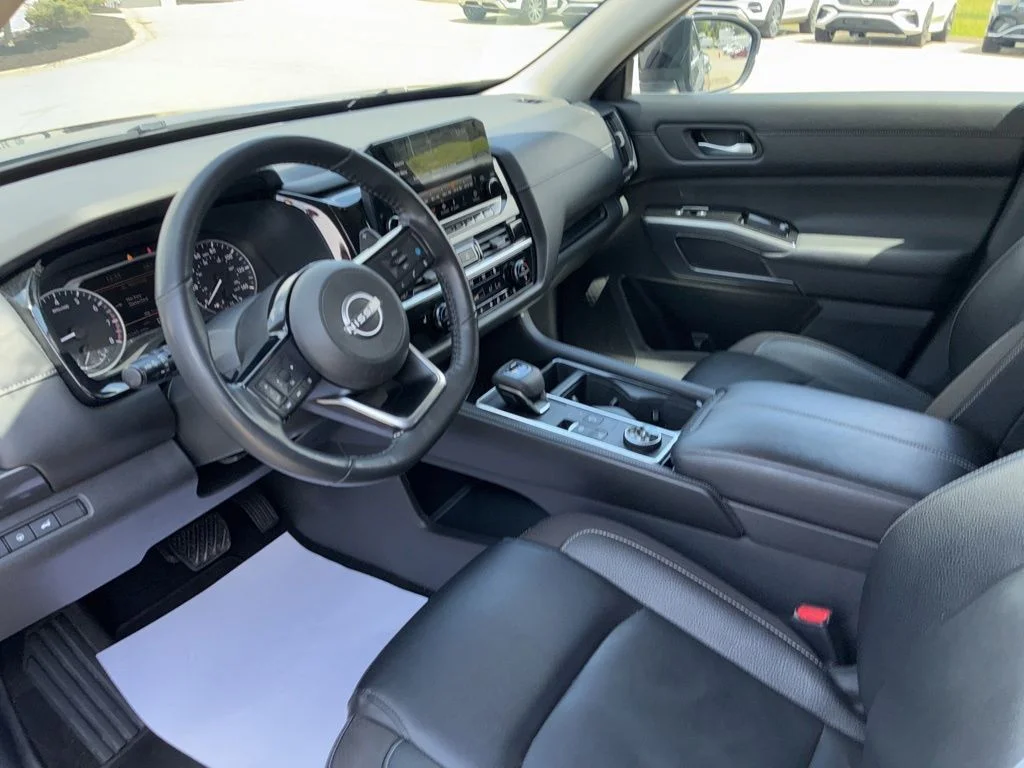 Used 2022 Gray Nissan SL image 3