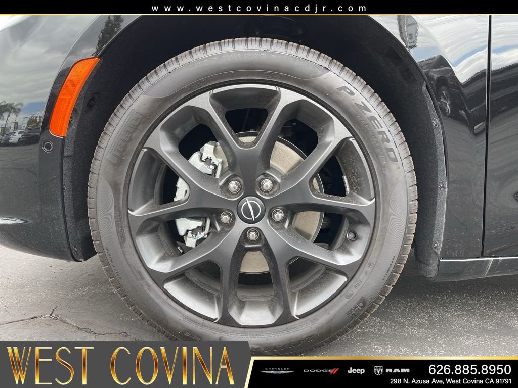 New 2026 Diamond Black Crystal Pearl-Coat Exterior Paint Chrysler Select image 11