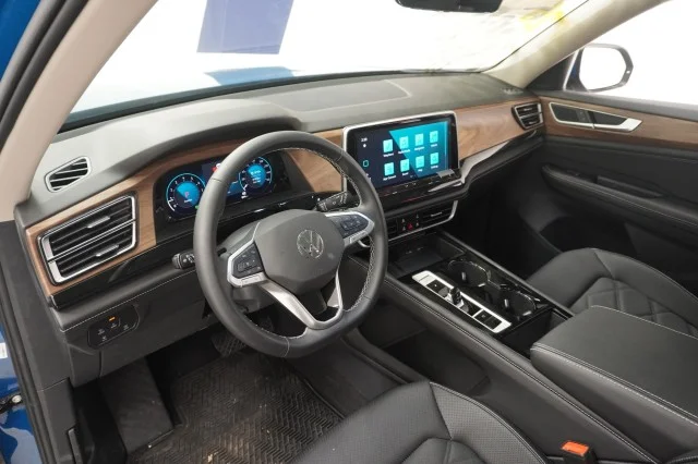 2025 Volkswagen Atlas SE w/Tech - Photo 18