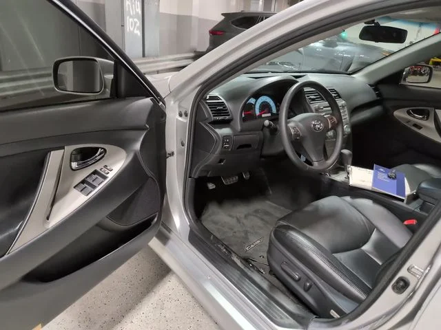 Used 2009 Silver Toyota SE image 11