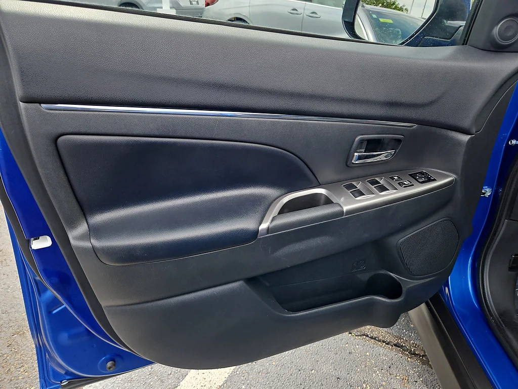 Used 2026 Octane Blue Metallic Mitsubishi SE image 19