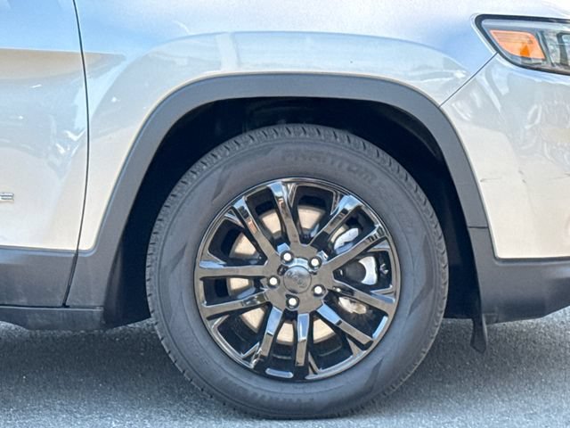Used 2020 Billet Silver Metallic Clearcoat Jeep Latitude image 7