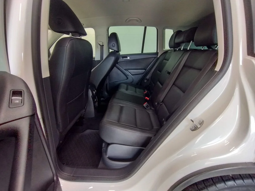 Used 2014 White Volkswagen SE image 31