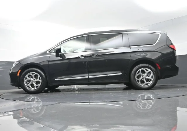 Used 2023 Black Chrysler Limited image 33