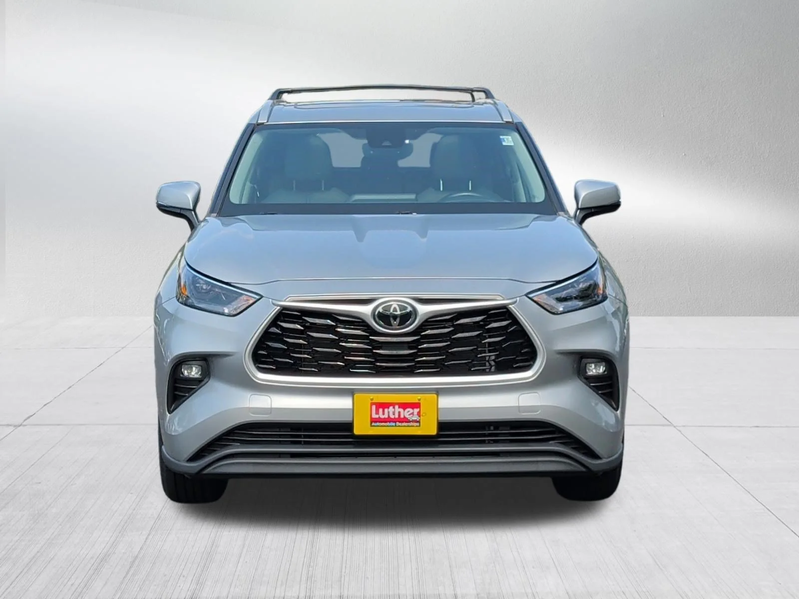 Used 2022 Toyota Highlander XLE with VIN 5TDGZRBH9NS215568 for sale in Minneapolis, Minnesota