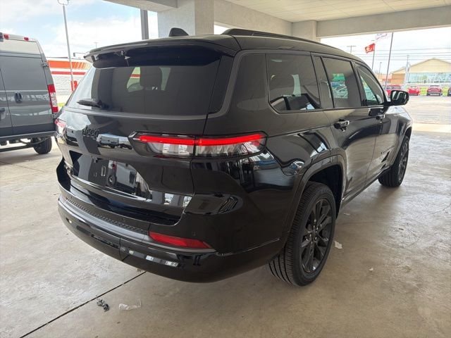 New 2026 Diamond Black Crystal Pearl-Coat Exterior Paint Jeep Limited image 8