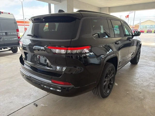 New 2026 Diamond Black Crystal Pearl-Coat Exterior Paint Jeep Limited image 8