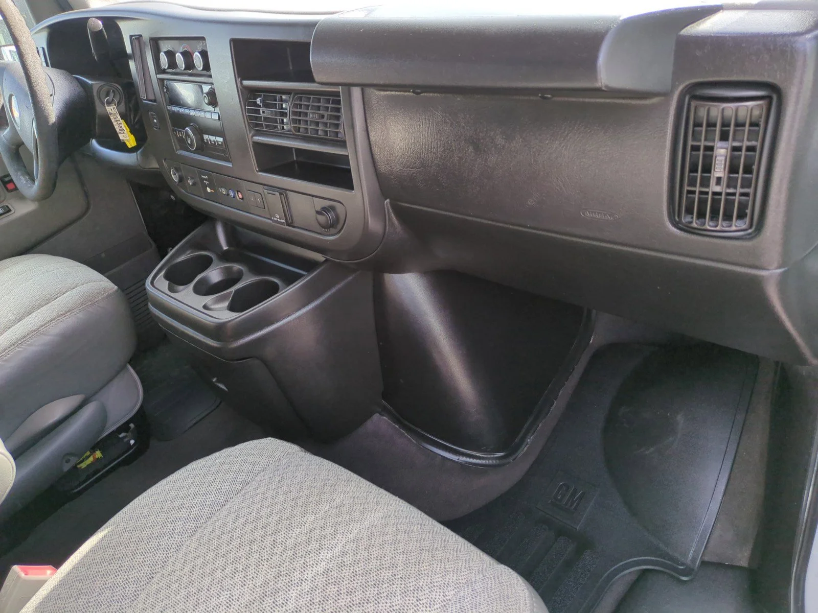 2019 Chevrolet Express Passenger LT - Photo 16