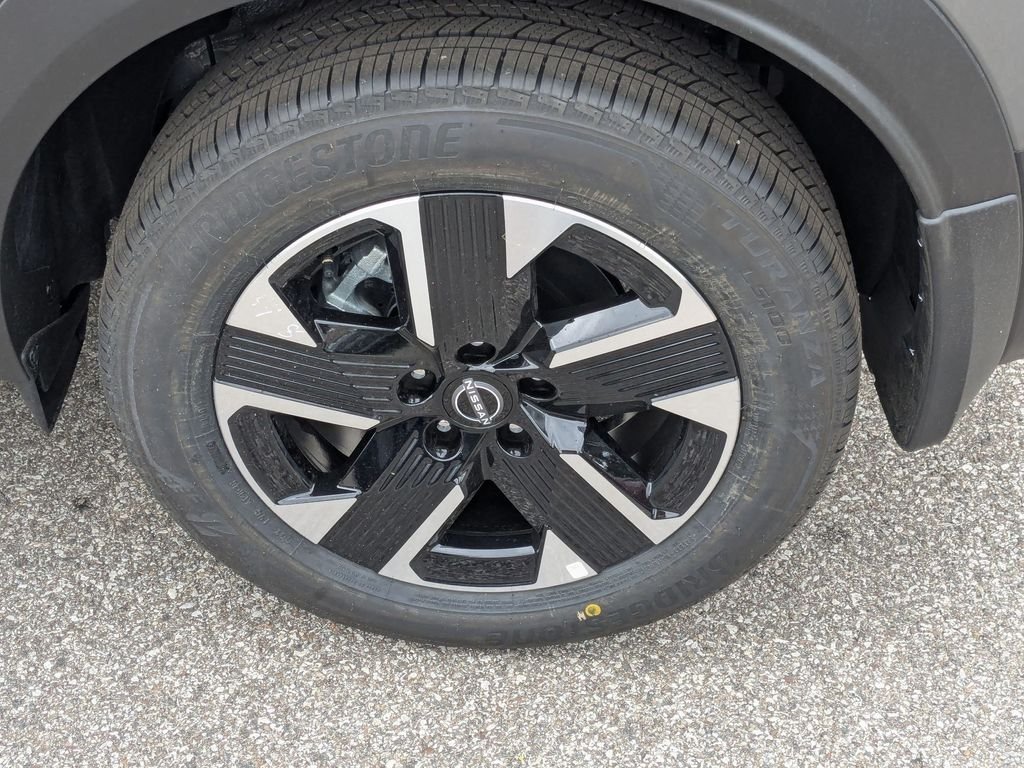 New 2026 Gun Metallic / Scarlet Ember Tintcoat Two-tone Nissan SV image 13
