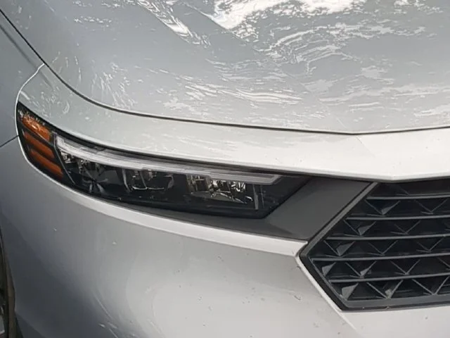 Used 2025 Solar Silver Metallic Honda LX image 4