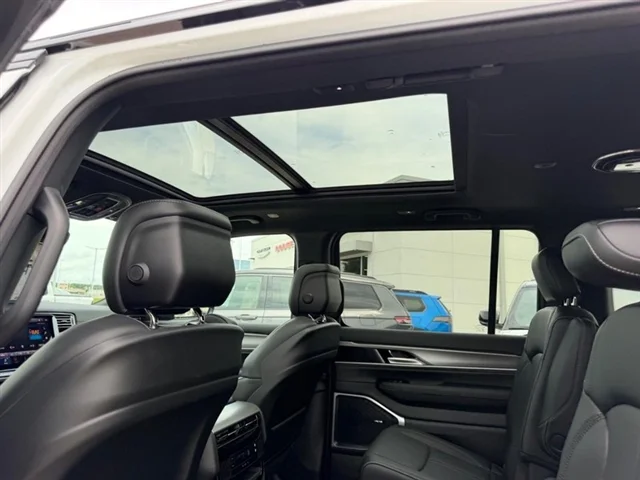 New 2026 Bright White Clear-Coat Exterior Paint Jeep Upland image 11
