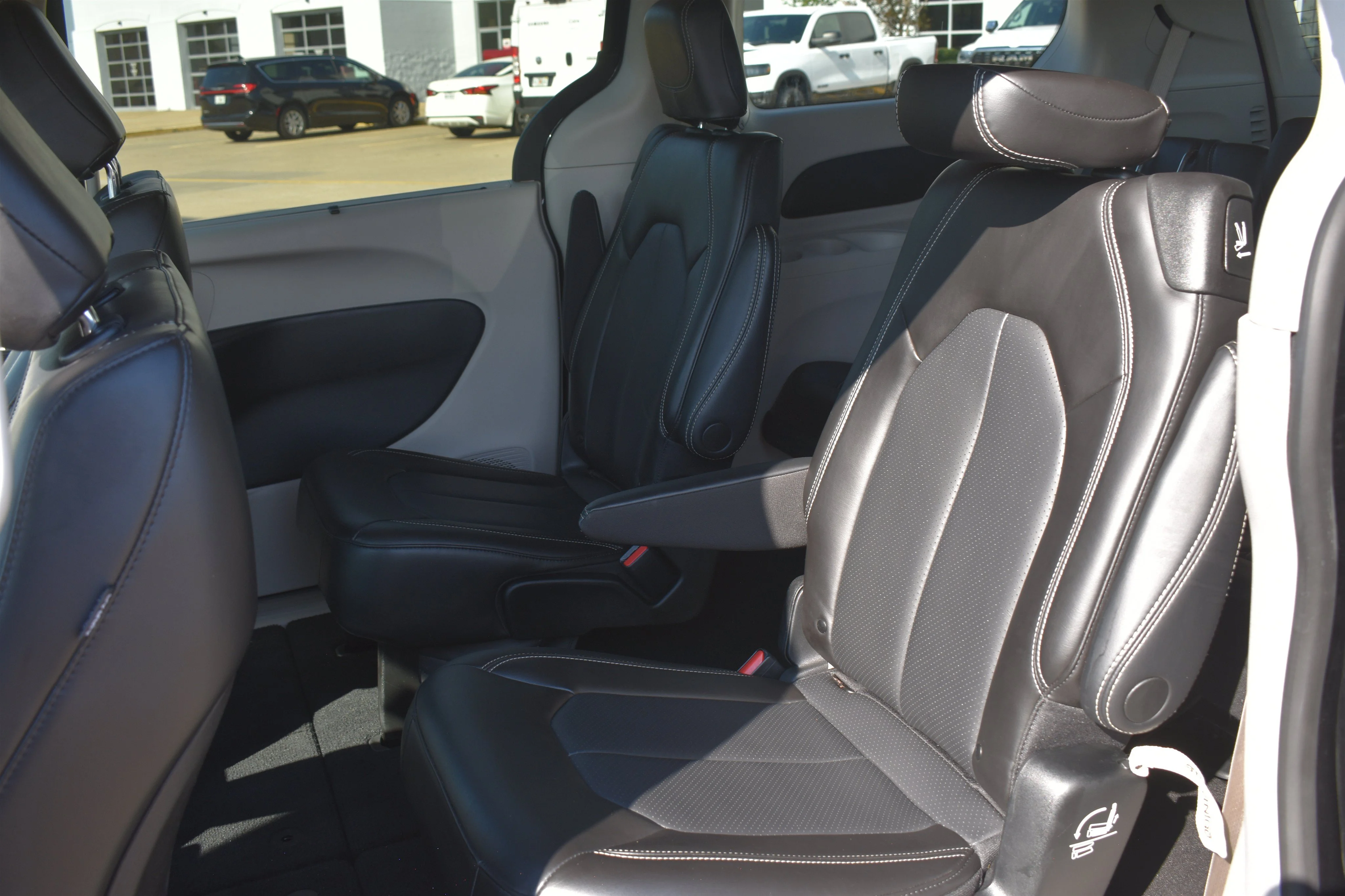 Used 2023 Brilliant Black Crystal Pearlcoat Chrysler Touring L image 15